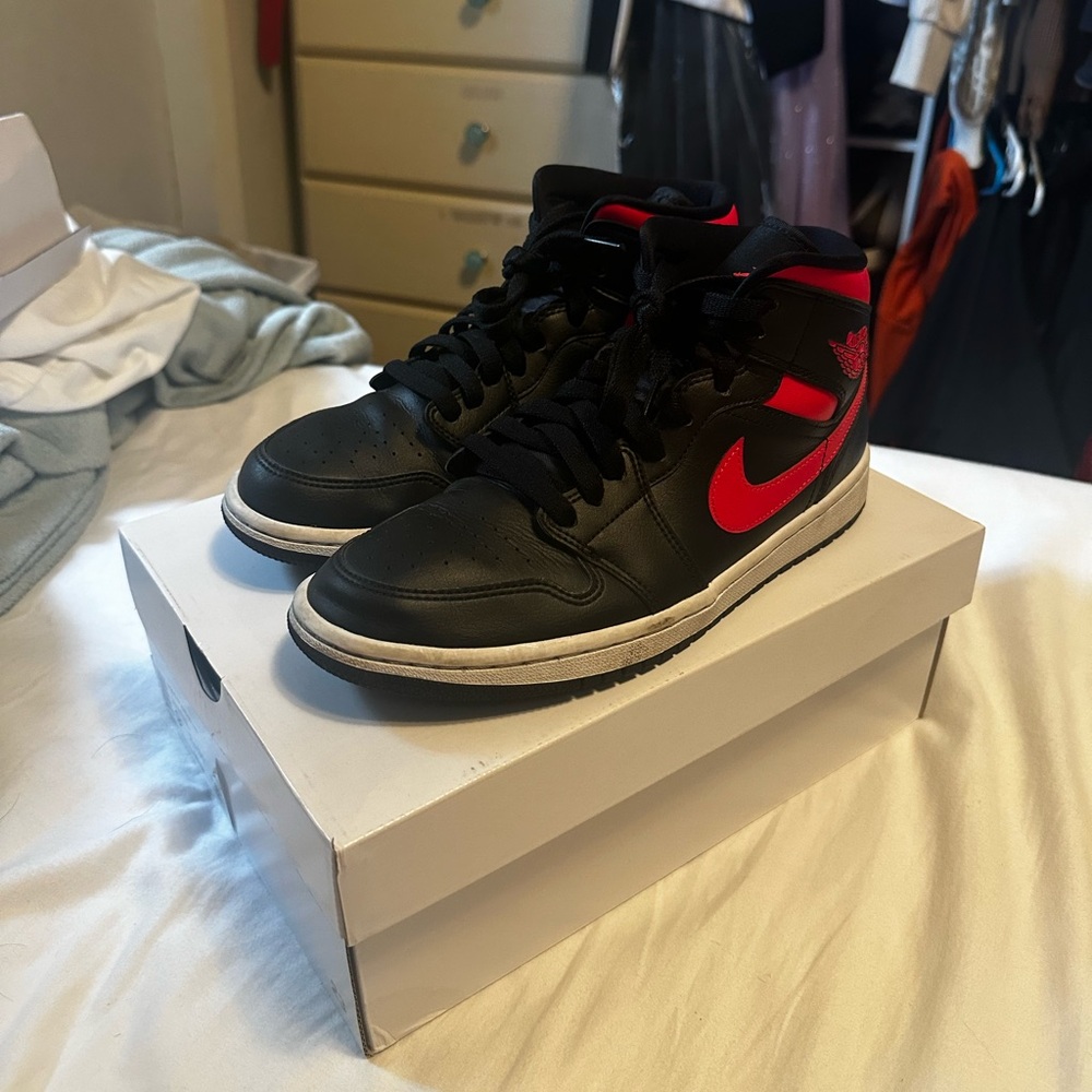 WMNS Air Jordan 1 Mid